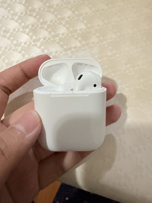 Продам кейс и правый наушник airpods 2