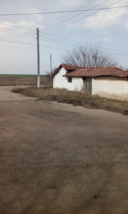 Парцел с къща с. Якимово. На главен път