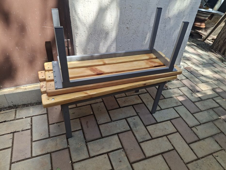 Скамейки прочные, металл дерево.