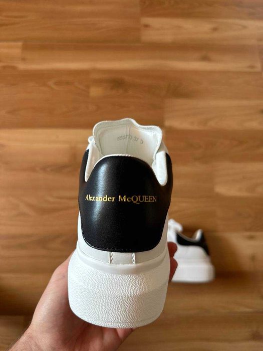 Sneakers Alexander McQueen cu eticheta (nu Nike, Gucci, Adidas, Balenciaga)