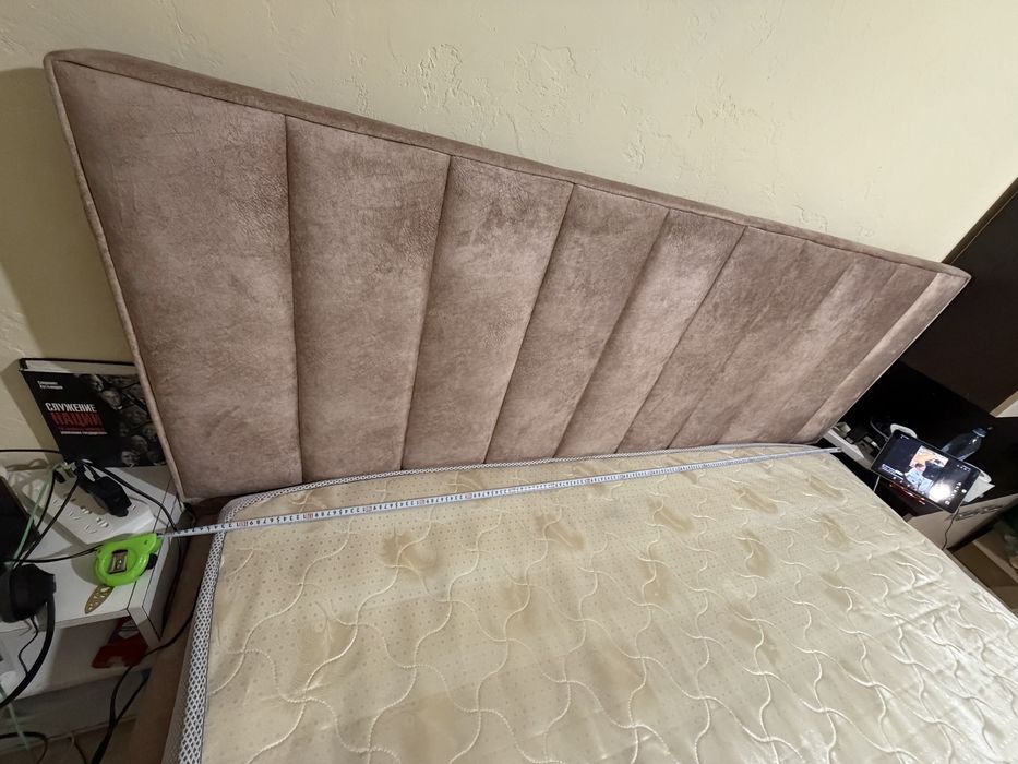 Кровать размер 2,0 * 1,8 м.