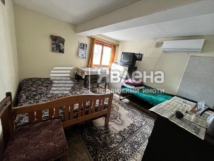 Самостоятелна къща с двор в с.Горица