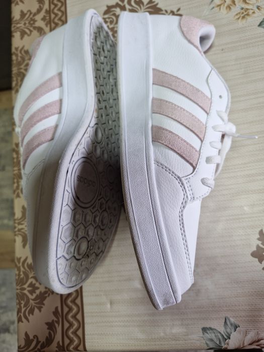 Adidasi adidas si nike