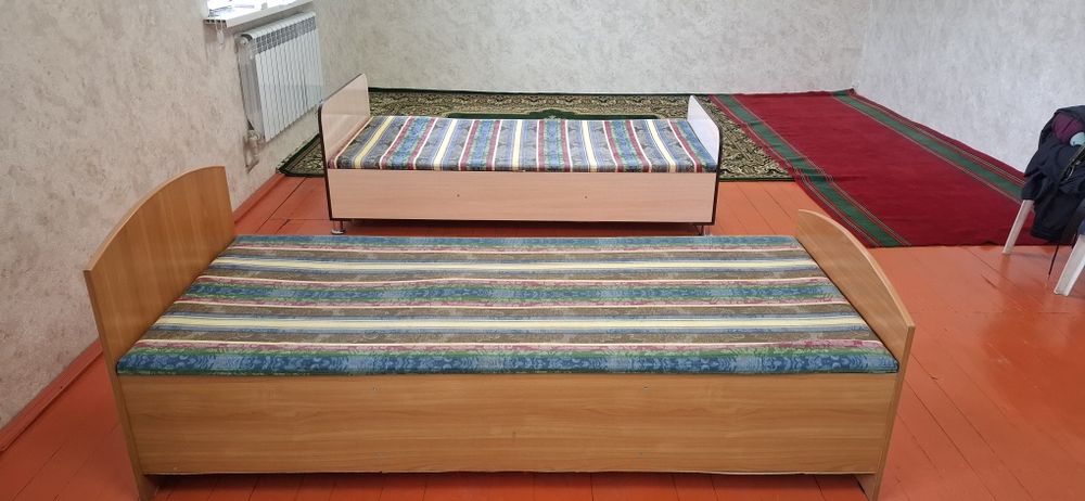 Продам кровать спальни для комнаты состояние среднее размер 180.70,90.