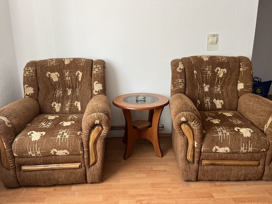 Set fotolii si masă de cafea