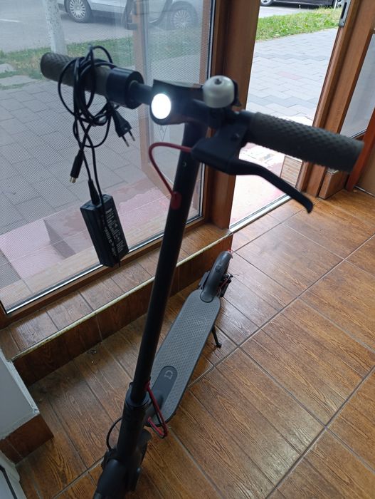Trotineta electrica Xiaomi Mijia M365, viteza 25 km/h, autonomie 30 km recondiționata