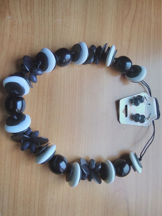 голям и много красив и стилен комплект гердан и обеци чисто нови