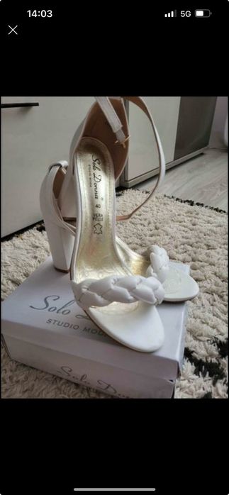 Vând sandale elegante
