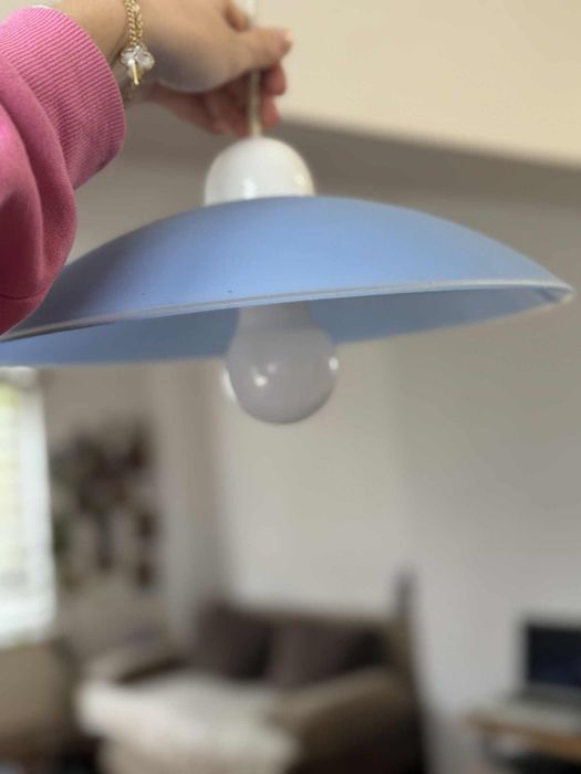 Синя лампа използвана за детска стая на момче