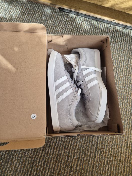 Нови маратонки Adidas
Adidas CourtSetSuede 
38 номер
Цена: 80лв