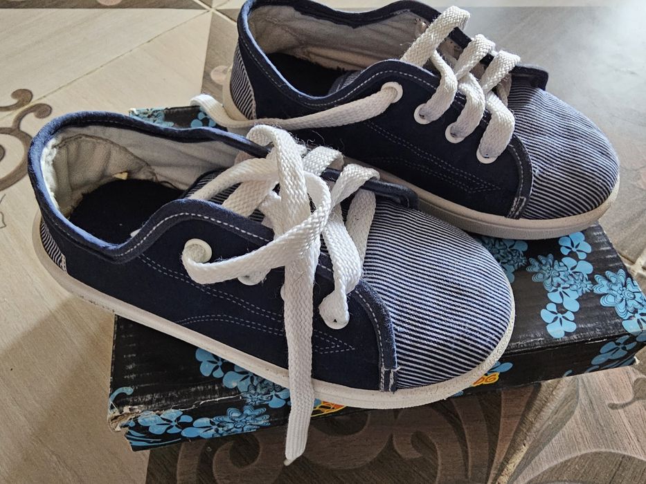 Продам детские кроссовки