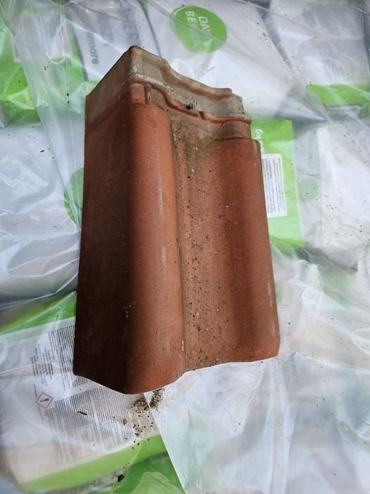 Țiglă ceramică in stare bună