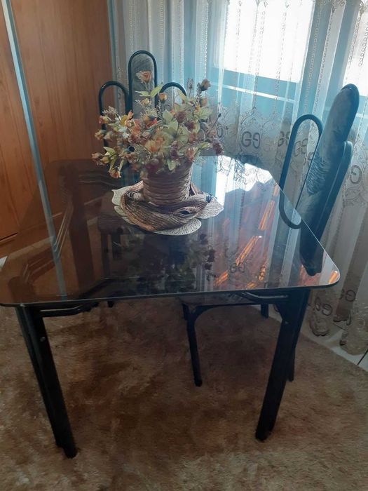 Продавам тръбни столове и маси