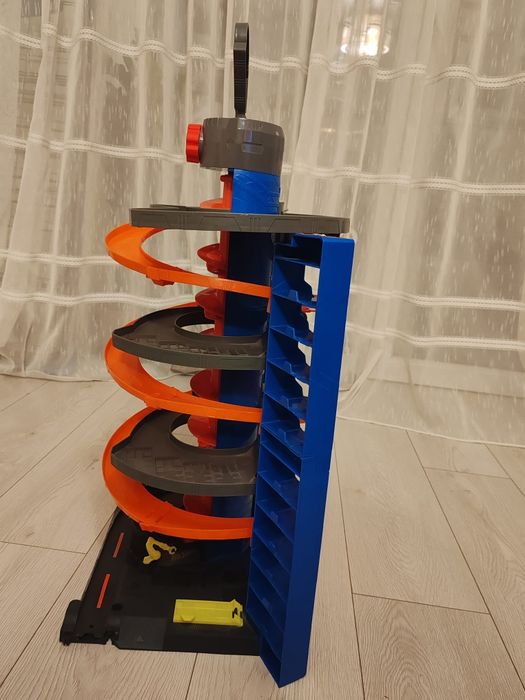 Vând garaj Hot Wheels