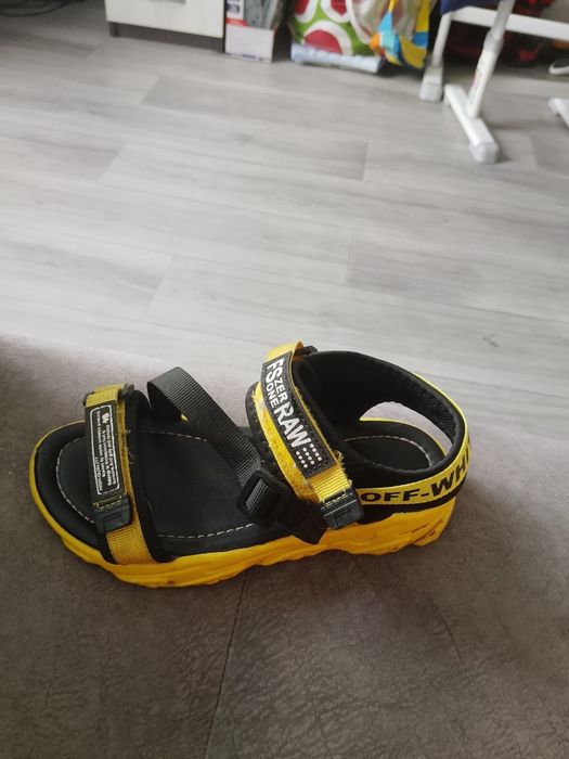 Продам сандали 25 и 31 и 33 размер