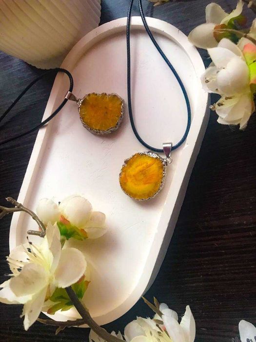 срезы натуральных камней в оправе.