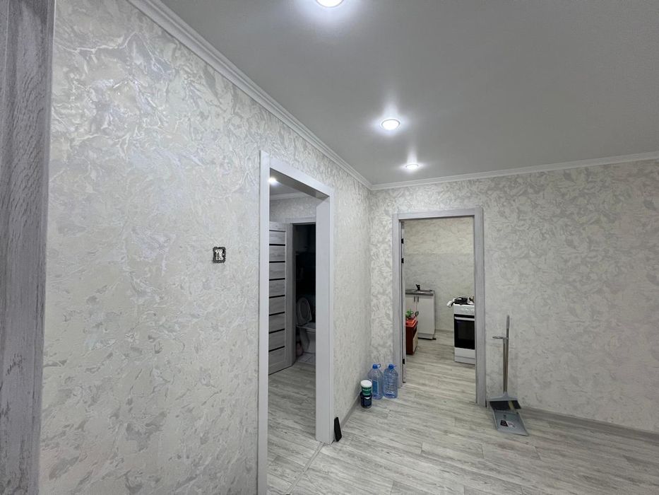 Поклейка обоев,галтелей