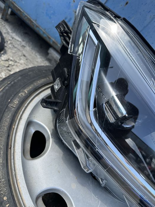 VW Taigo 23г десен фар IQ Led ОеМ