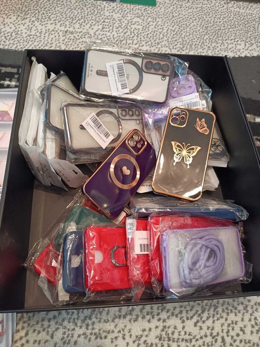 Lot huse pentru telefon si diferite accesorii