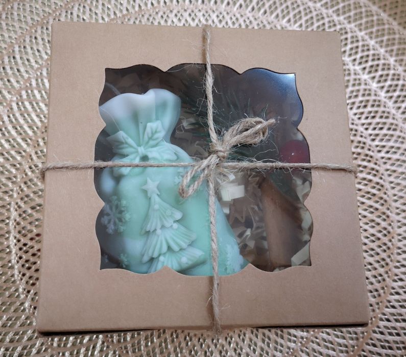 Коледни свещи и букет от ароматни сапунчета