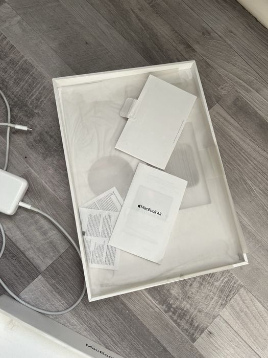 Макбук эйр 2020 ,  256 гигабайт core i3.