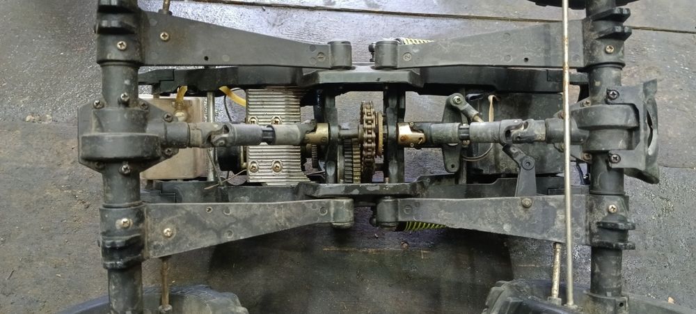 Бензиновая игрушка джип полноприводный