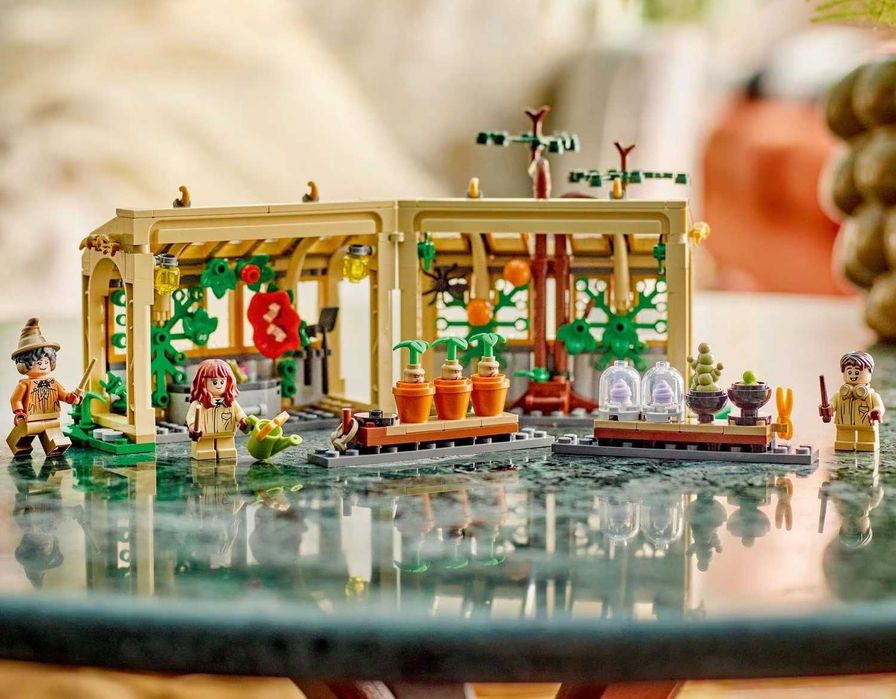 LEGO Harry Potter Castelul Hogwarts Lectia de ierbologie 76445, 8+