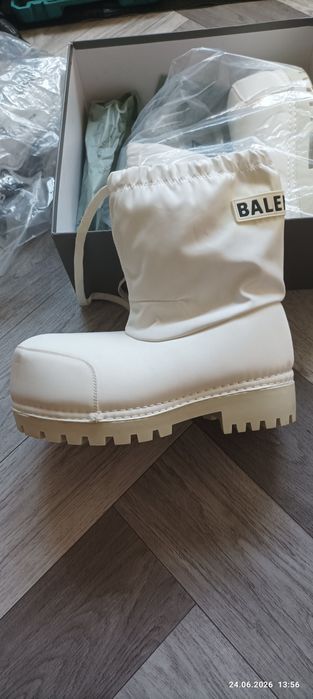 Продам зимние сапоги Balenciaga Alaska Fur High Boot.