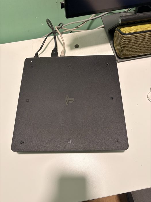 Продавам употребяван ps4 и два контролера и оригинално зарядно за тях.