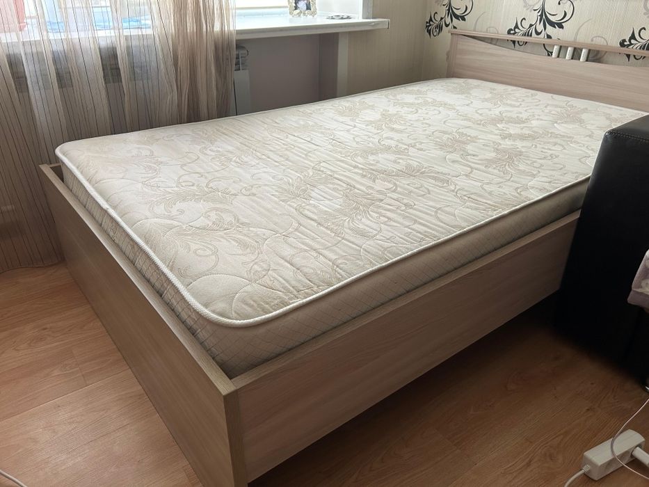 Продам кровать с матрасом