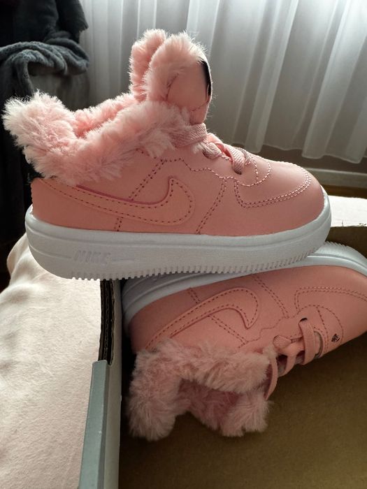 Nike детски топлички и мекички кецове с пухче 22 номер