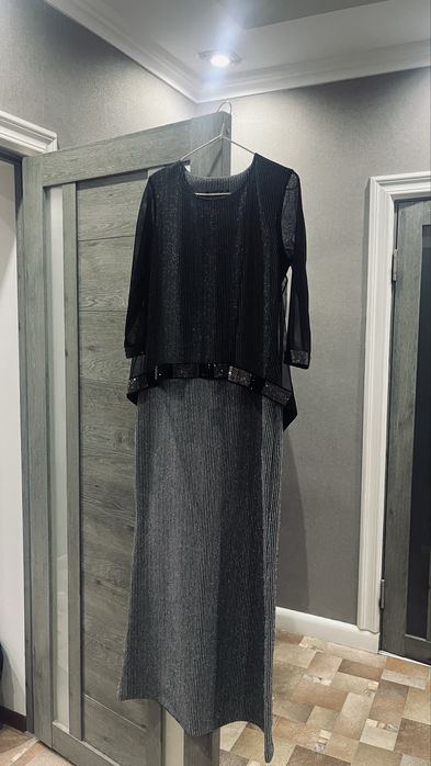 Платье черное.