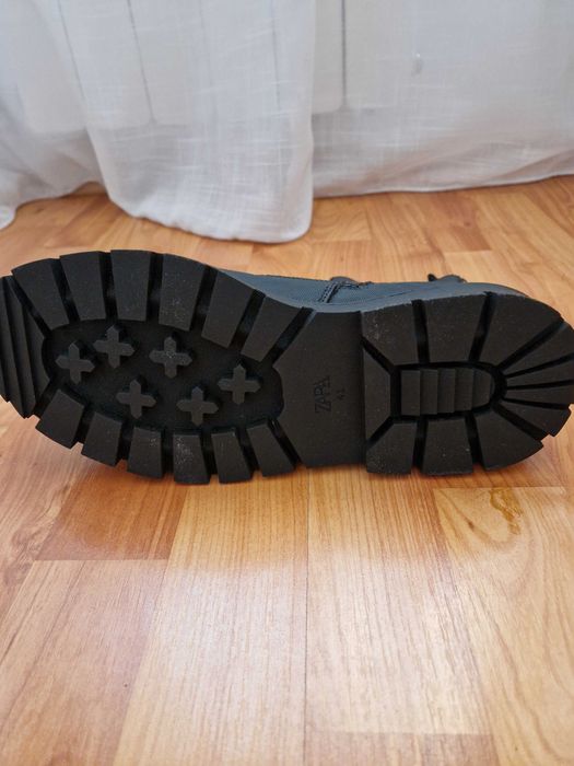 Cizme cu fermoar Zara