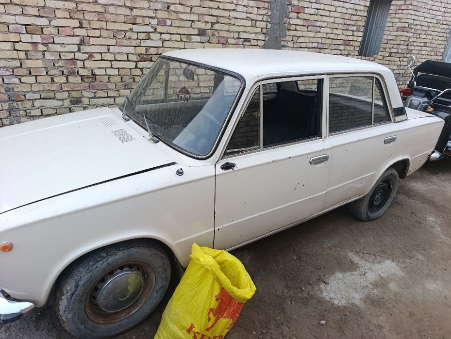 Vaz 2101 yurib turibdi. Yana kelishamiz