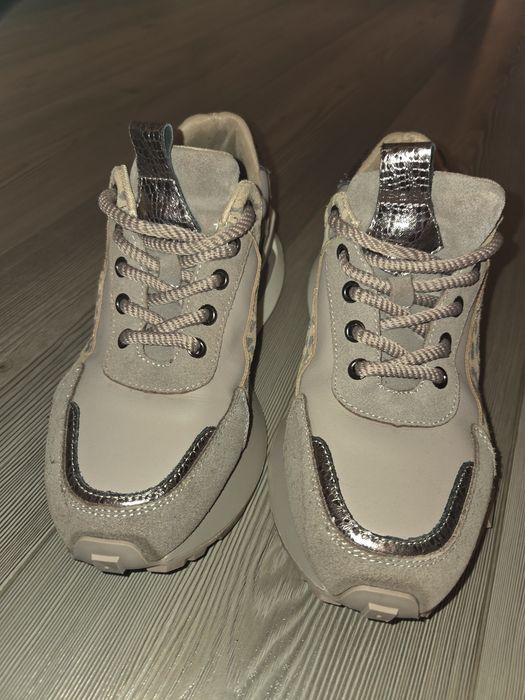 Дамски спортни обувки