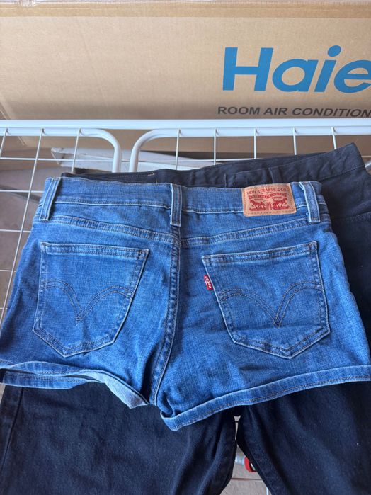 Продавам комплект от 7 чифта къси дънкови панталони на Levi's. Идеални за лятото!