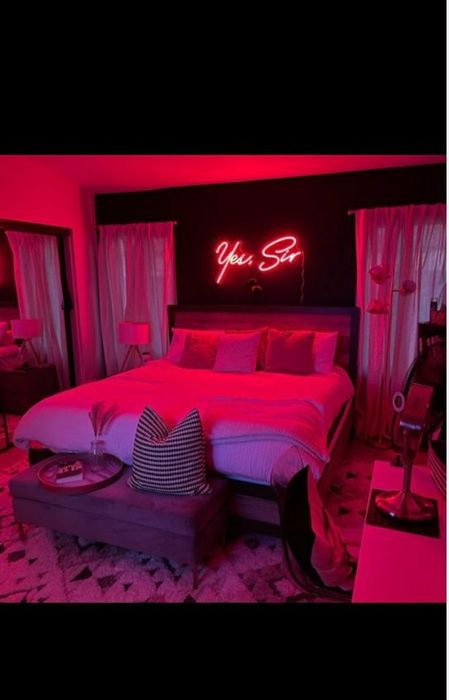 Массажистка у себя одна