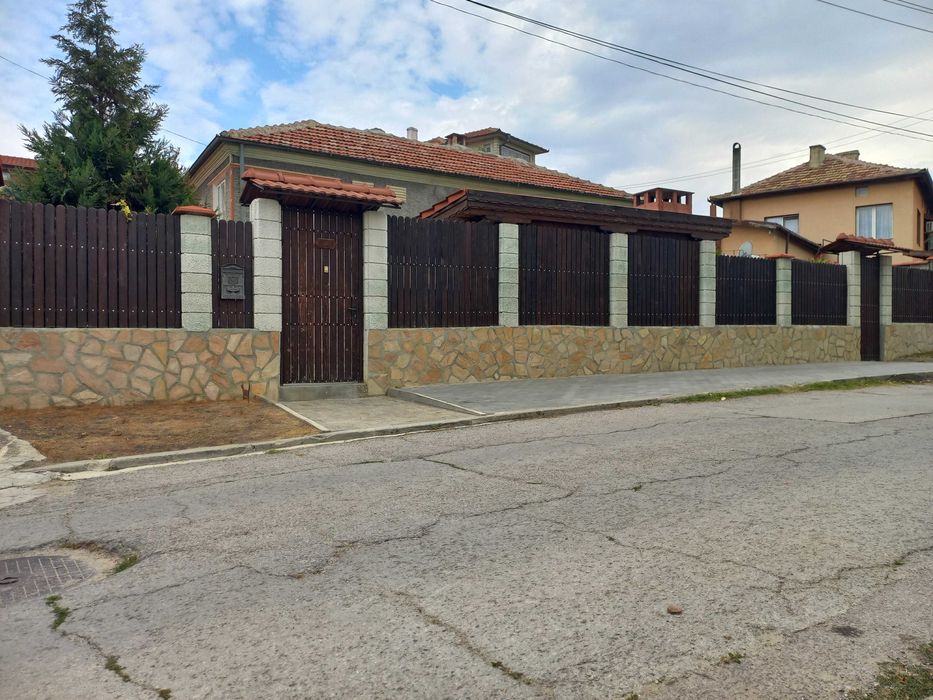 Продавам КЪЩА гр. Аксаково Варна Два Етажа 145кв.м. 615кв Двор ЦЕНТЪР!