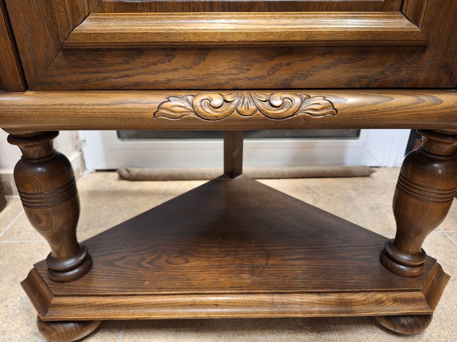 Винтидж ъглов шкаф с богата дърворезба