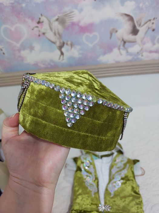 Жилет и тюбетейка