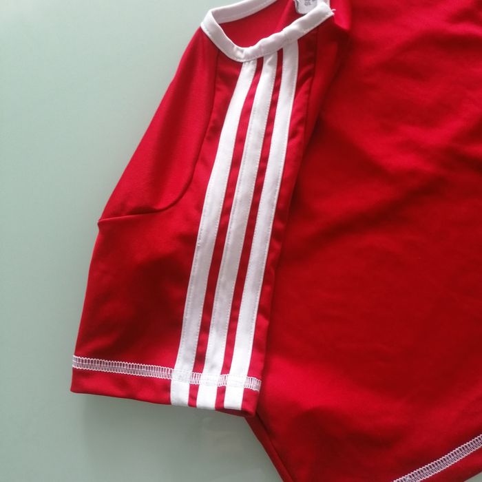 Подарявам 3-4 г Adidas футболен комплект