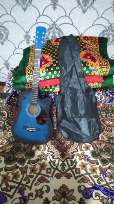 Akustik gitara satiladi