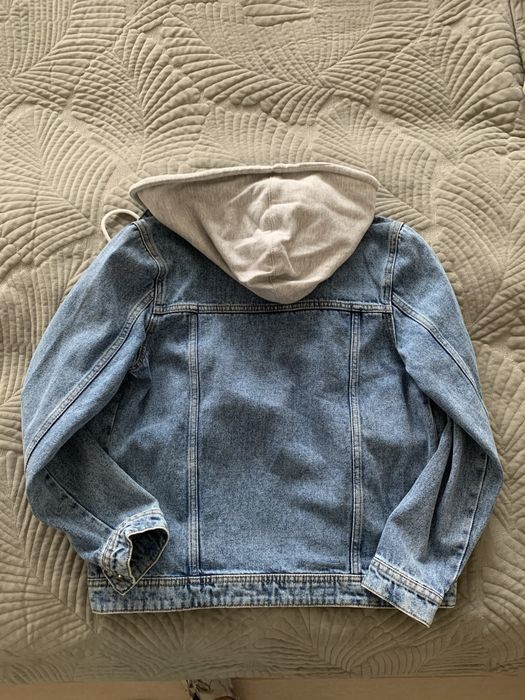 Джинсовая куртка с капюшоном на мальчика