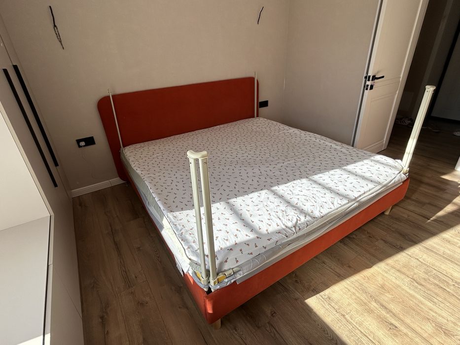 Продается кровать 180*200 с матрацом