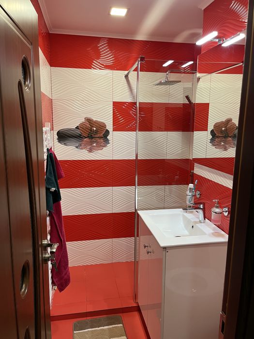 Garsonieră 25 mp, renovată și mobilată complet – Zona OMW Câmpina | 300 €