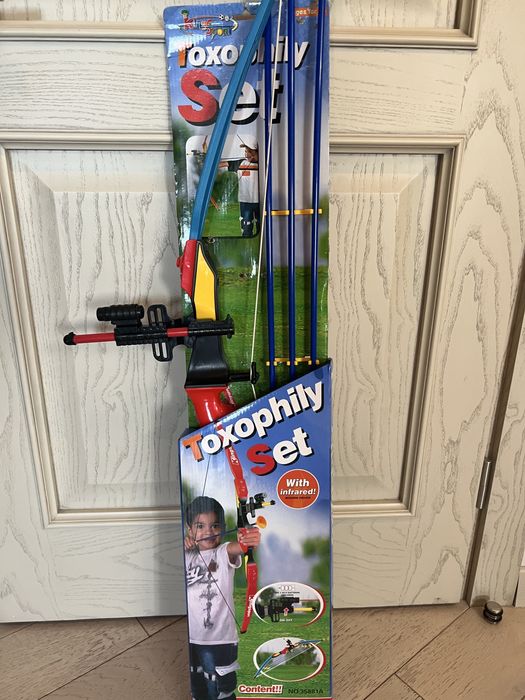 Игрушечный лук со стрелами