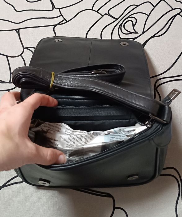 Geanta neagra tip poștaș din piele naturala, nouă