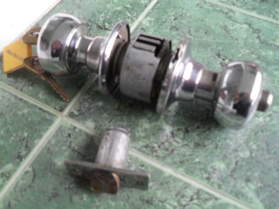 Брава за врата заключваща