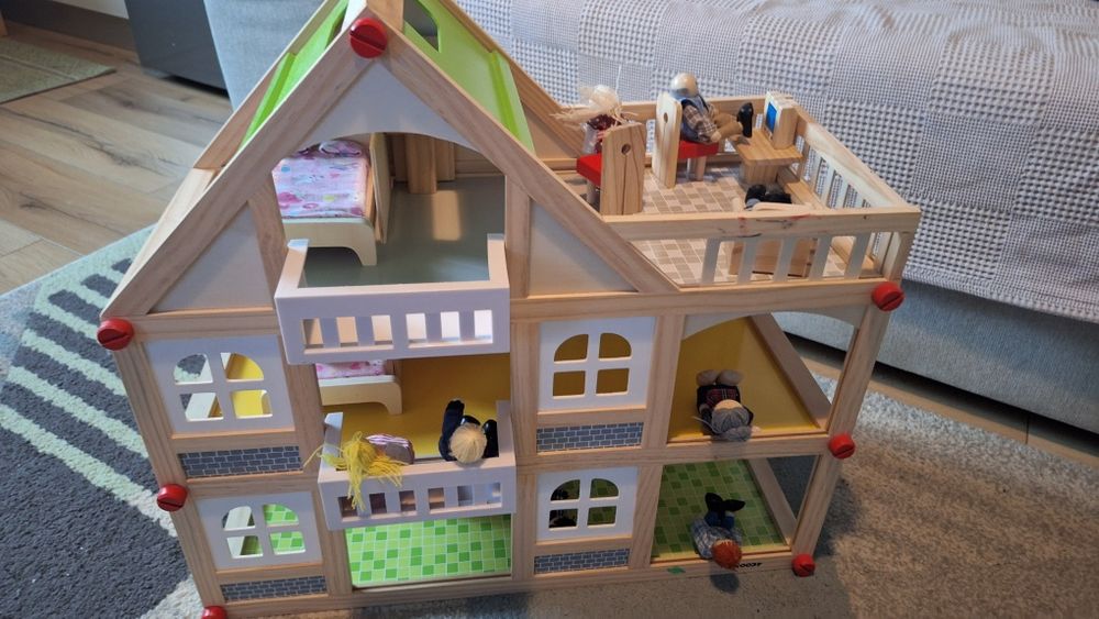 Casuta lemn cu papusi si accesorii