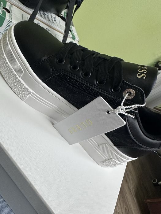 Дасмки маратонки Guess